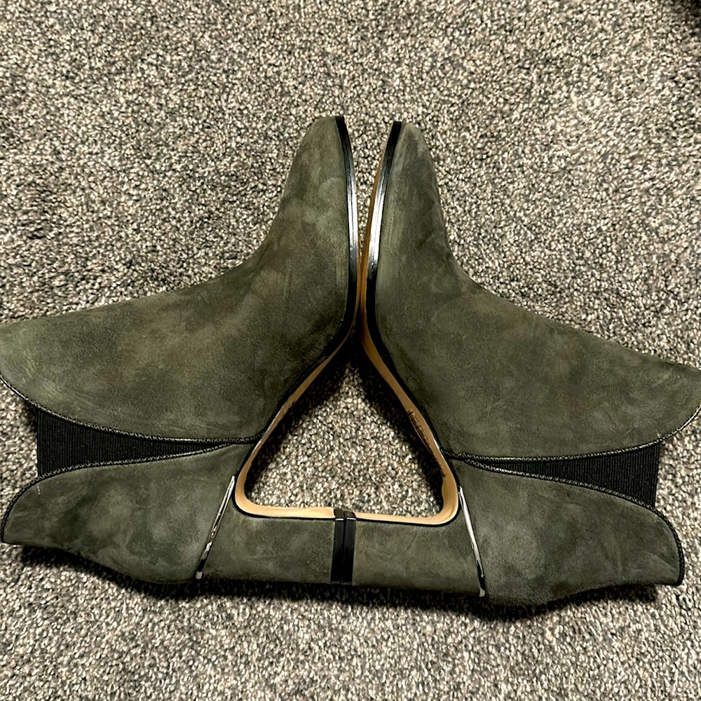 Olive green boots in very good condition